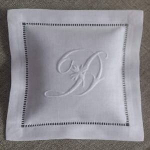 A sachet boxed in white