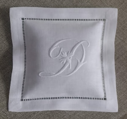 A sachet boxed in white