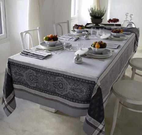 vau-g.jpg Alt Tag: A black and white table cloth